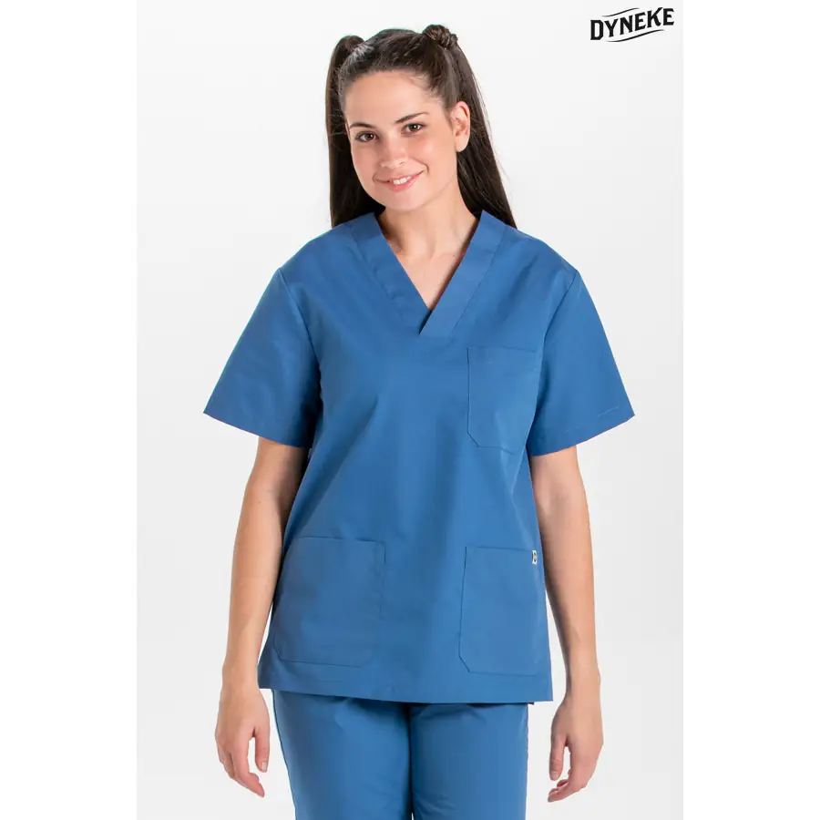 Blusón Dyneke 8204891 unisex azul egeo cuello pico 1 Blusón sanitario unisex azul egeo Dyneke 8204891: vista frontal con modelo.