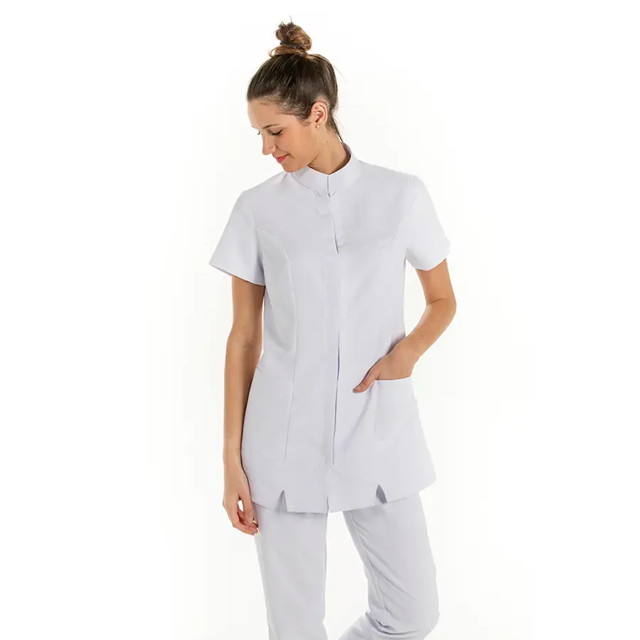 Chaqueta Dyneke 8206570 mujer blanca tirilla corta 1 Chaqueta mujer microfibra blanca cuello tirilla m/c Dyneke 8206570: vista frontal con modelo.