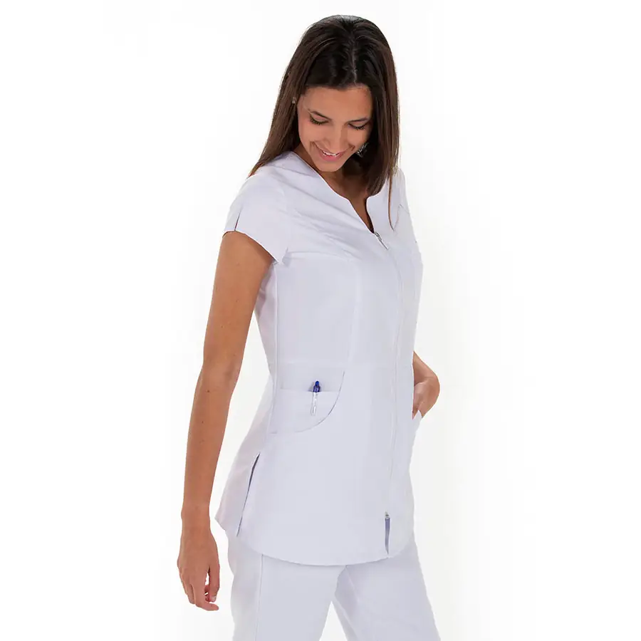 Chaqueta Dyneke 8209570 mujer microfibra blanca 2 Chaqueta srta. microfibra blanca Dyneke 8209570: vista de tres cuartos con modelo.
