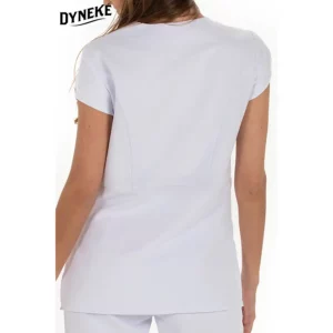 Vista trasera de una chaqueta blanca Dyneke de manga corta con modelo.