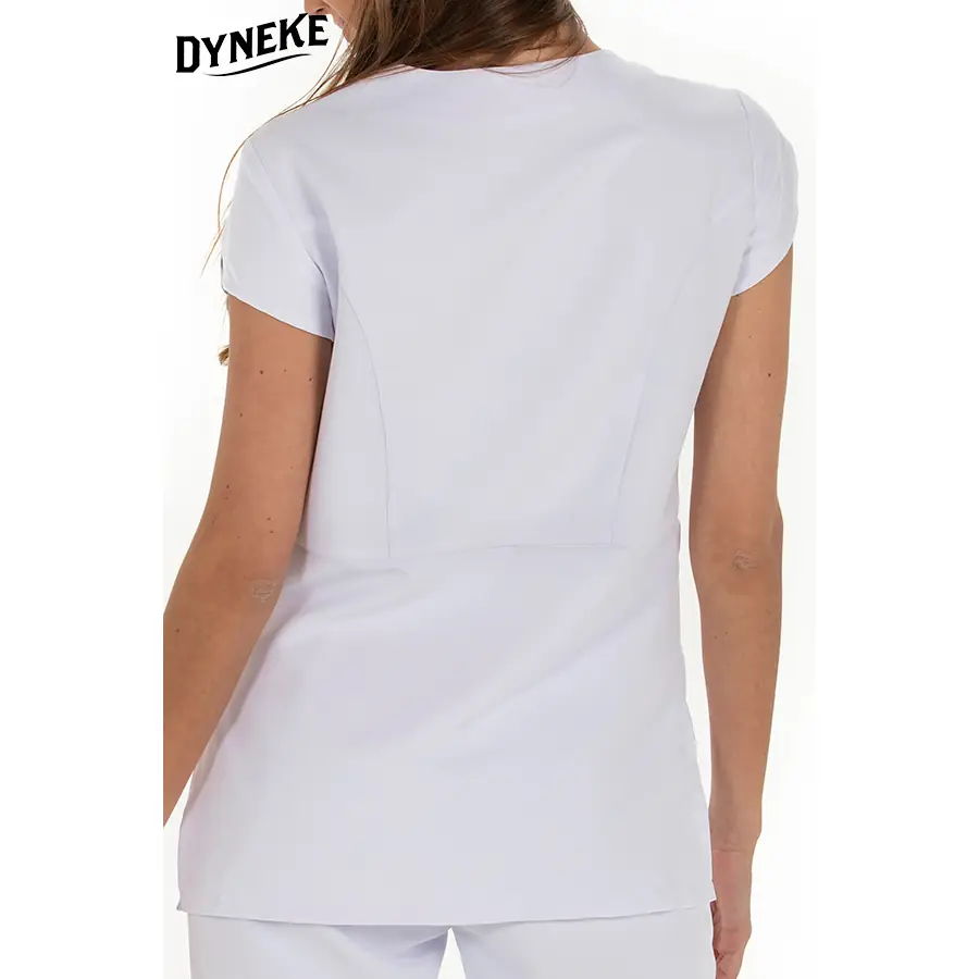 Chaqueta Dyneke 8209570 mujer microfibra blanca 3 Vista trasera de una chaqueta blanca Dyneke de manga corta con modelo.
