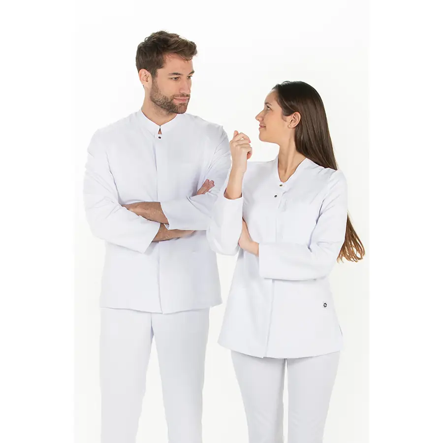 Chaqueta Dyneke 8213570 blanca hombre con corchetes 3 Chaqueta hombre microfibra corchetes m/l Dyneke 8213570: conjunto con dos modelos vestidos.