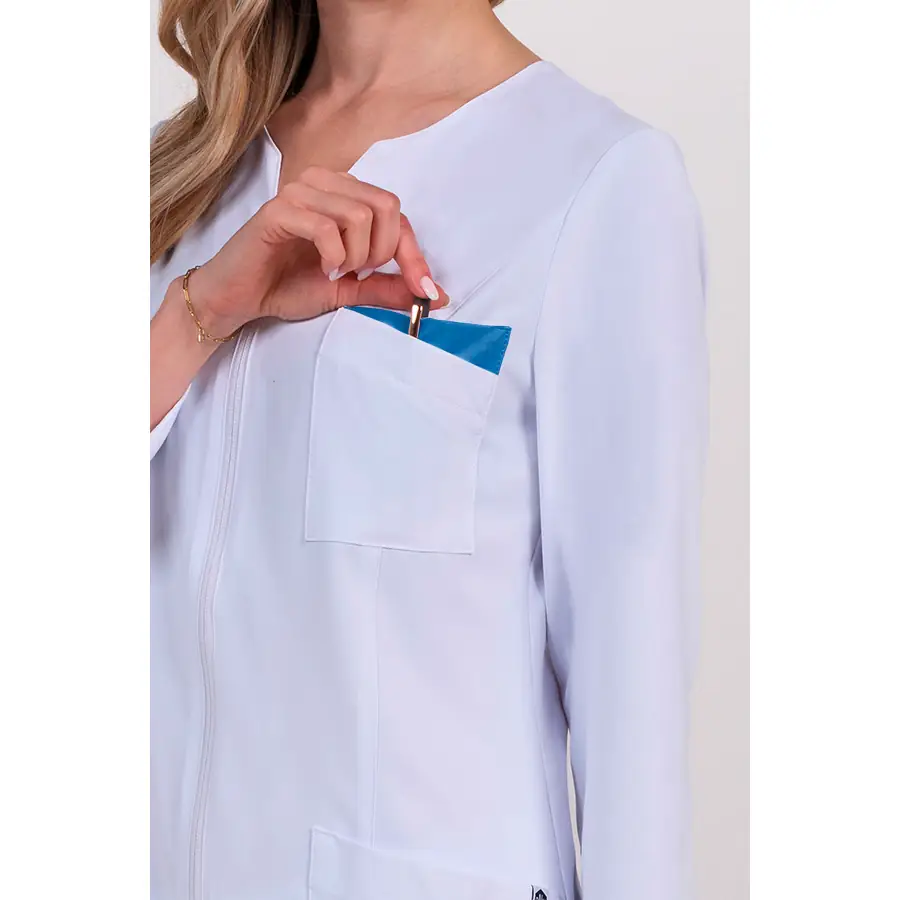 Chaqueta Dyneke 8216574 mujer contraste azul celeste 3 Chaqueta mujer poliéster elástico contraste azul m/l Dyneke 8216574: detalle del bolsillo de pecho con contraste azul.