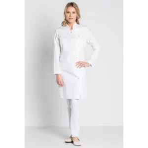 BATA BLANCA 8218 Dyneke 8218700: vista de cuerpo entero con modelo y pantalón blanco.