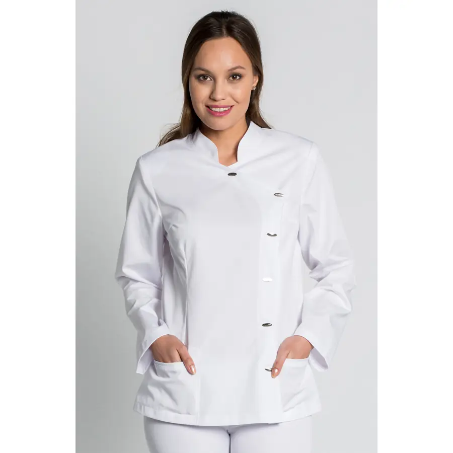 Chaqueta Dyneke 8232700 blanca Botón de piñón 2 Chaqueta blanca piñón M/L Dyneke 8232700: vista frontal con manos en los bolsillos.
