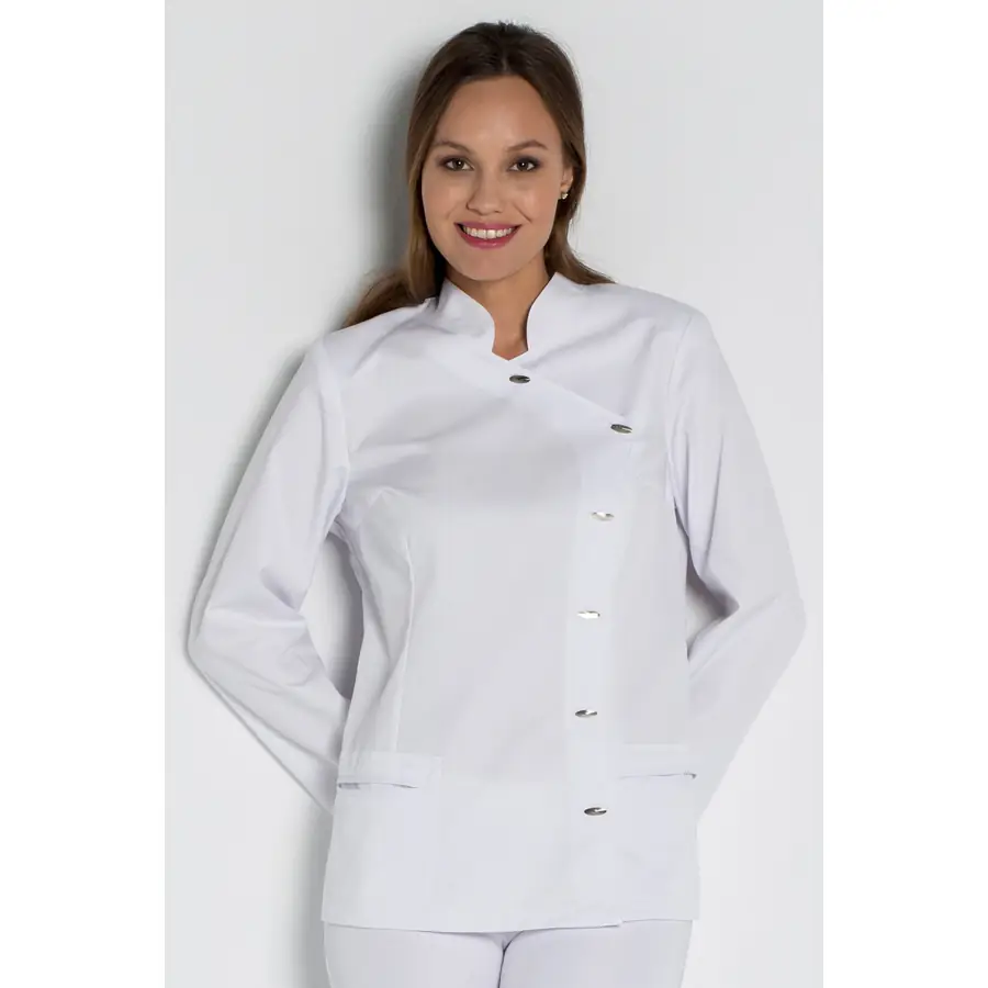 Chaqueta Dyneke 8232700 blanca Botón de piñón 3 Chaqueta blanca piñón M/L Dyneke 8232700: vista frontal con los brazos detrás del cuerpo.