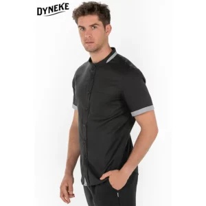 Camisa hombre negra cuello mao Dyneke 8233841: vista de tres cuartos con mano en el bolsillo.