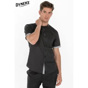 Camisa hombre negra cuello mao Dyneke 8233841: vista frontal con mano junto al cuello.