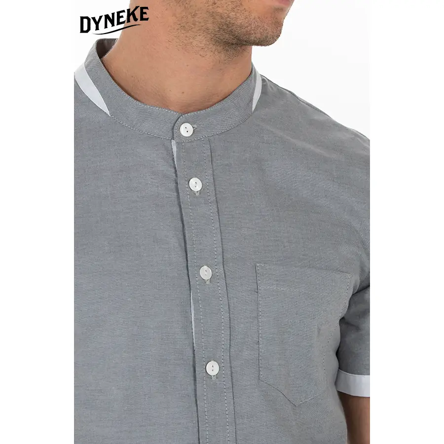 Camisa Dyneke 8233844 hombre gris cuello mao 4 Camisa hombre gris cuello mao Dyneke 8233844: detalle del cuello y botones.