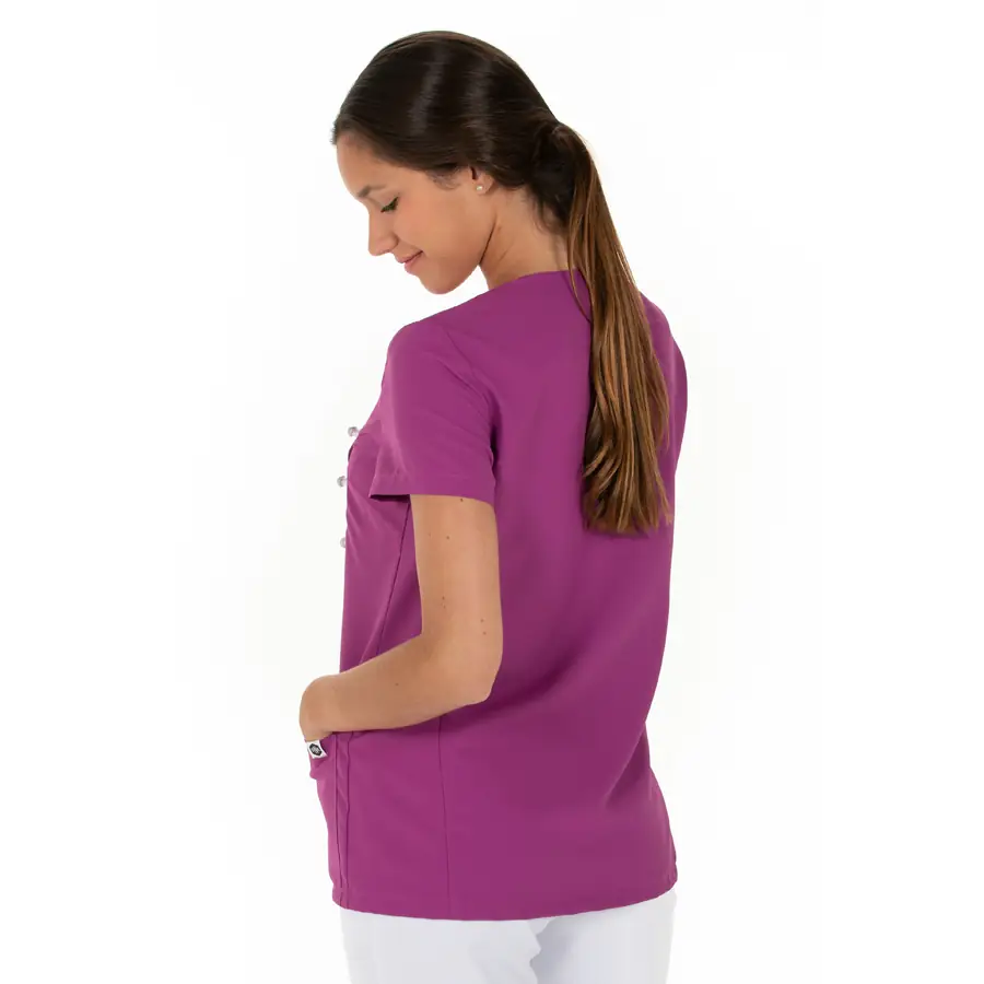 Chaqueta Dyneke 8240568 mujer púrpura presillas 2 Chaqueta presillas m/c microfibra púrpura Dyneke 8240568: vista de tres cuartos por detrás con modelo.