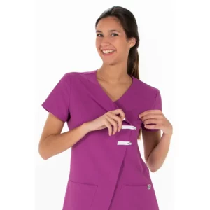 Chaqueta presillas m/c microfibra púrpura Dyneke 8240568: detalle del cierre con modelo.