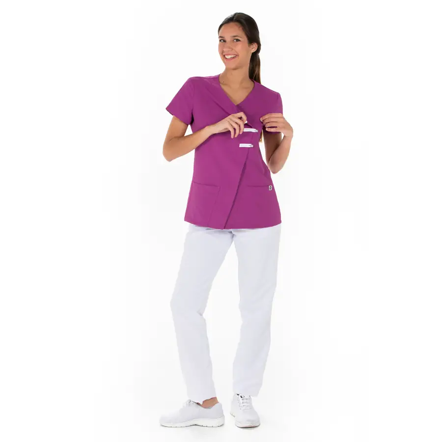 Chaqueta Dyneke 8240568 mujer púrpura presillas 4 Chaqueta presillas m/c microfibra púrpura Dyneke 8240568: vista de cuerpo entero con modelo.