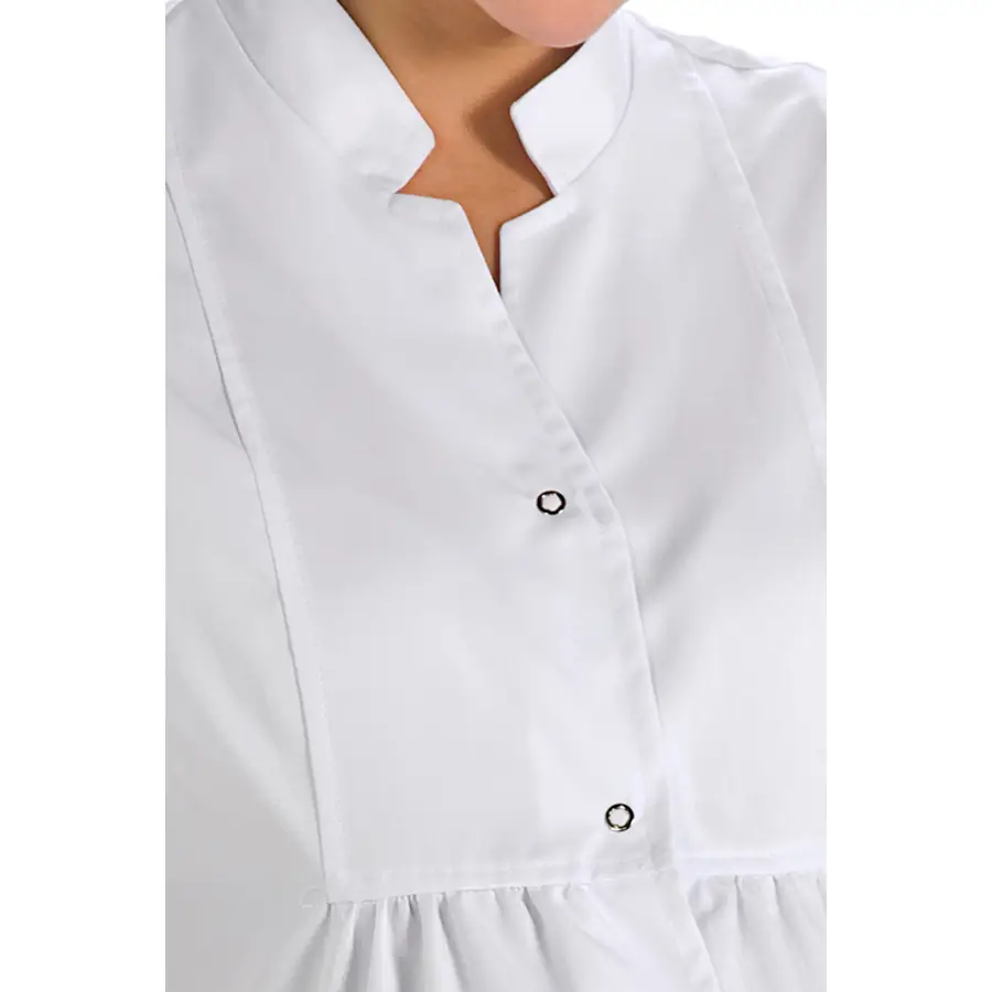 Chaqueta Dyneke 8241700 embarazada blanca cuello mao 2 Chaqueta embarazada Dyneke 8241700: detalle del cuello, botones y cintura fruncida.