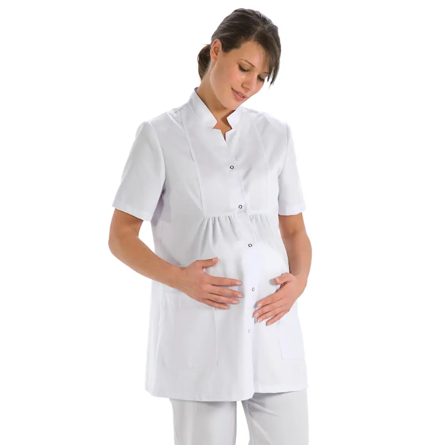 Chaqueta Dyneke 8241700 embarazada blanca cuello mao 1 Chaqueta embarazada Dyneke 8241700: vista frontal con modelo.