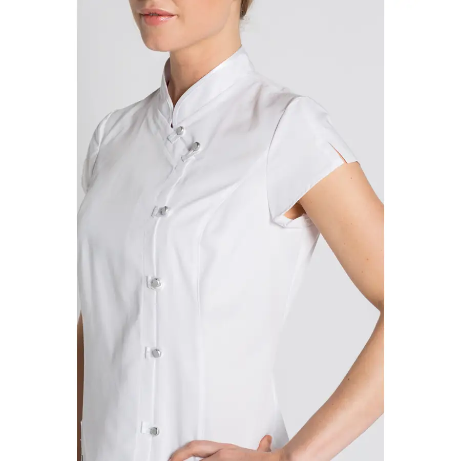 Casaca Dyneke 8242700 Trabillas blanca manga corta 3 Chaqueta blanca cruzada Dyneke 8242700: detalle del cuello y abertura de manga.