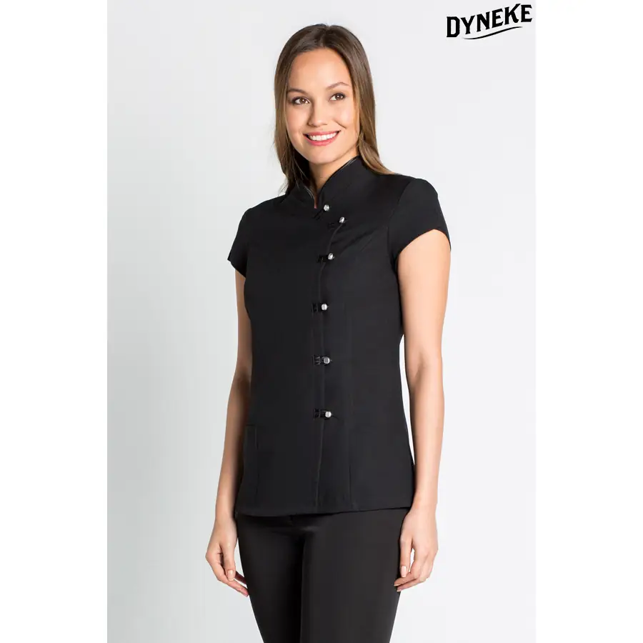 Casaca Dyneke 8242725 Trabillas negra manga corta 1 Chaqueta negra cruzada Dyneke 8242725: vista frontal con modelo.