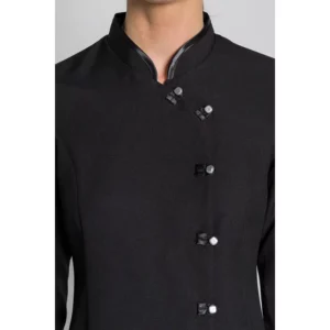 Casaca trabillas cruzada M/L negra Dyneke 8243725: detalle del cuello y botones.