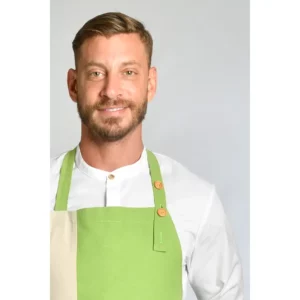 Delantal comercio loneta verde Dyneke 8249385: detalle del peto y tirantes con modelo.
