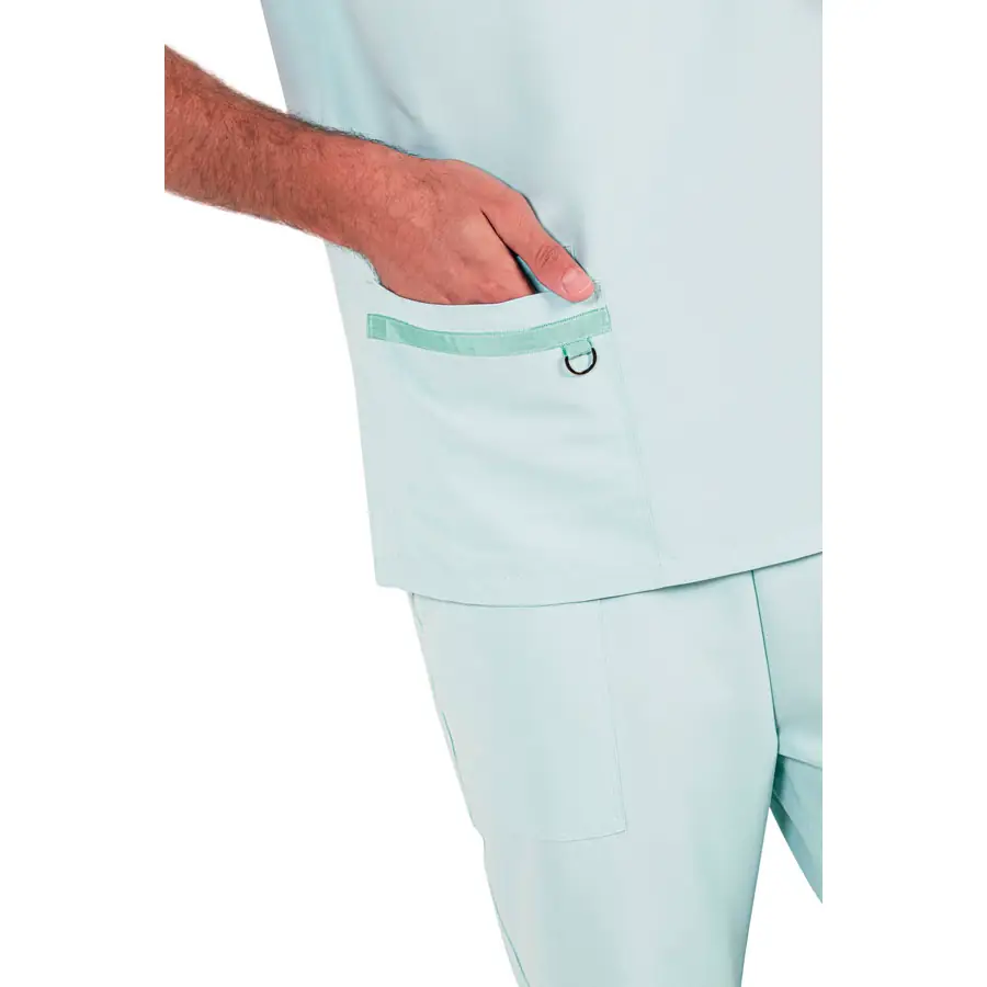 Casaca Dyneke 8256522 hombre microfibra verde porcelana 3 Casaca cbro.microfibra verde Dyneke 8256522: detalle del bolsillo delantero con anilla.