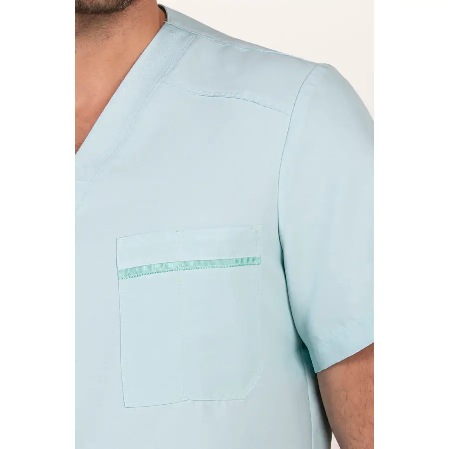 Casaca Dyneke 8256522 hombre microfibra verde porcelana 5 Casaca cbro.microfibra verde Dyneke 8256522: detalle del escote, hombro y bolsillo de pecho.