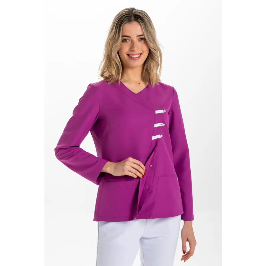 Chaqueta Dyneke 8258568 mujer presillas púrpura larga 3 Chaqueta presillas m/l pÚrpura Dyneke 8258568: vista frontal con mano en la cintura.