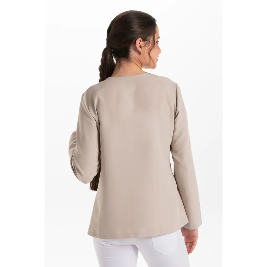 Chaqueta Dyneke 8258569 mujer presillas beige larga 2 Chaqueta presillas m/l beige Dyneke 8258569: vista trasera con modelo.