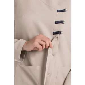 Chaqueta presillas m/l beige Dyneke 8258569: detalle del cierre delantero con presillas.