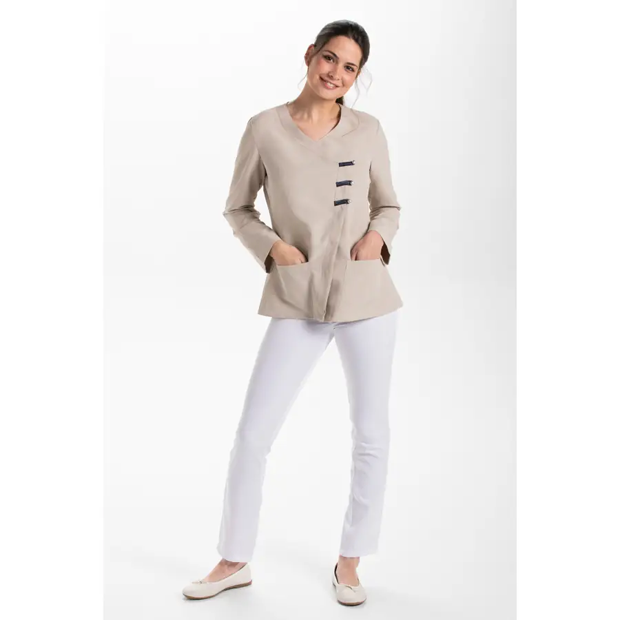 Chaqueta Dyneke 8258569 mujer presillas beige larga 4 Chaqueta presillas m/l beige Dyneke 8258569: vista de cuerpo entero con modelo.