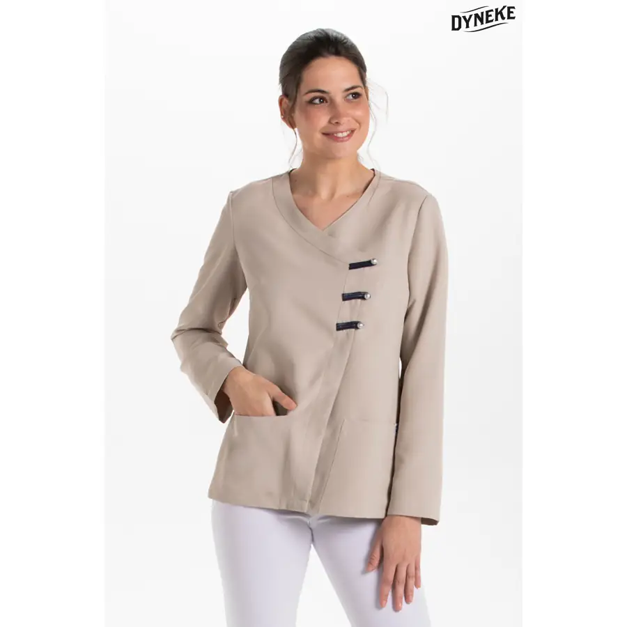 Chaqueta Dyneke 8258569 mujer presillas beige larga 1 Chaqueta presillas m/l beige Dyneke 8258569: vista frontal con modelo.