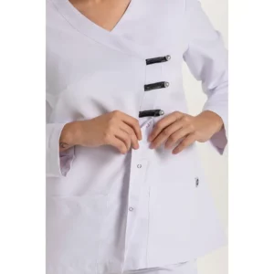 Chaqueta presillas m/ blanca Dyneke 8258570: detalle del cierre con presillas y botones.