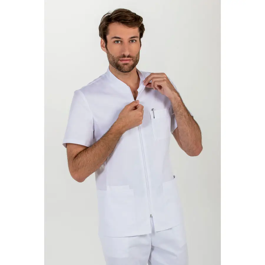 Chaqueta Dyneke 8262700 hombre cremallera manga corta 2 Chaqueta hombre cremallera blanca m/c Dyneke 8262700: vista frontal del cuello y cierre con modelo.