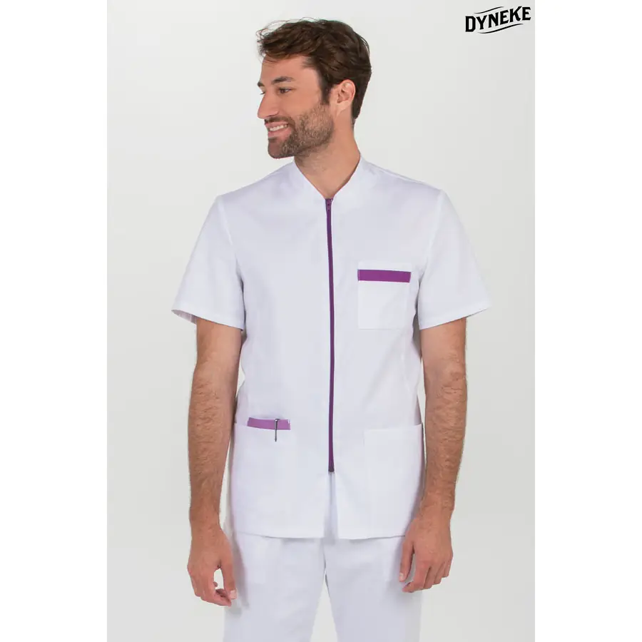 Chaqueta Dyneke 8262859 hombre cremallera manga corta 1 Chaqueta hombre cremallera contraste morado m/c Dyneke 8262859: vista frontal con modelo.