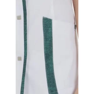 Detalle del bolsillo y ribete verde jaspeado de una chaqueta blanca Dyneke.