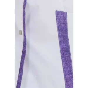 Detalle del bolsillo y ribete lila jaspeado de una chaqueta blanca Dyneke.