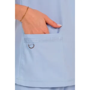 Casaca mujer poliéster elástico celeste Dyneke 8265342: detalle del bolsillo delantero con anilla.