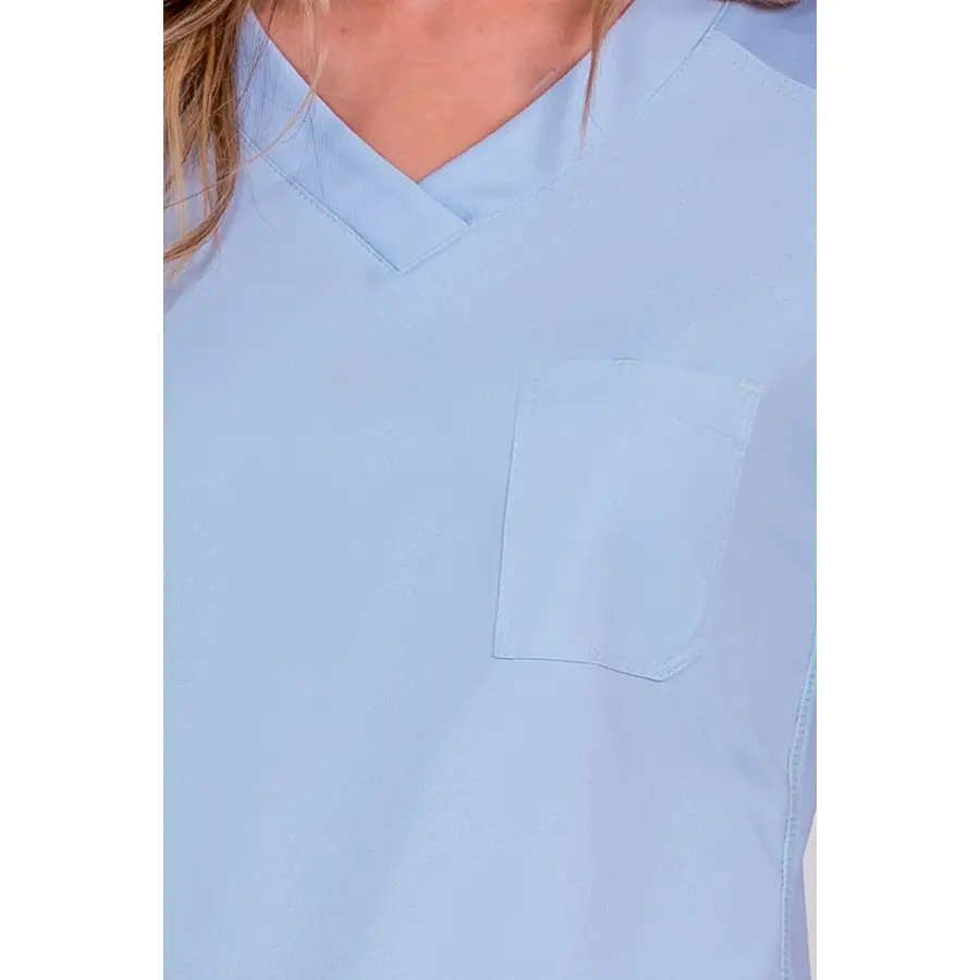Casaca Dyneke 8265342 mujer celeste elástica 4 Casaca mujer poliéster elástico celeste Dyneke 8265342: detalle del escote y bolsillo de pecho.
