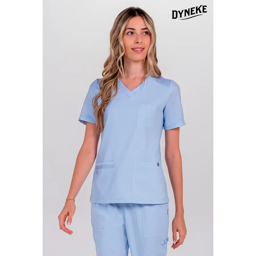 Casaca Dyneke 8265342 mujer celeste elástica 1 Casaca mujer poliéster elástico celeste Dyneke 8265342: vista frontal con modelo.