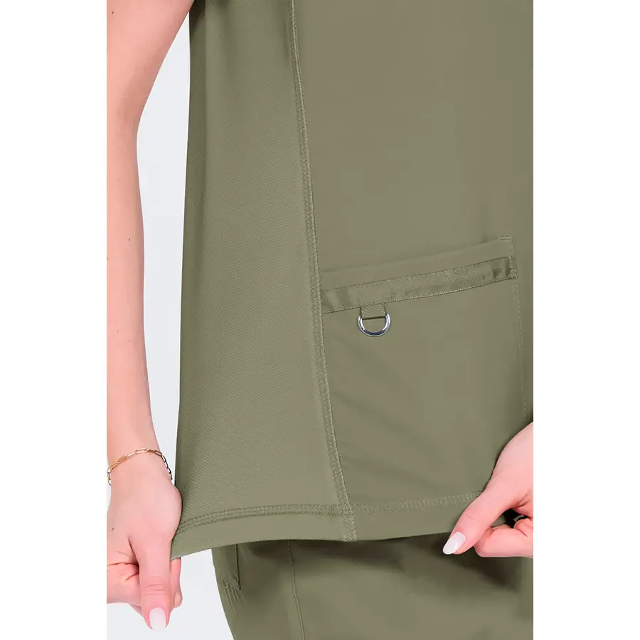 Casaca Dyneke 8265344 mujer caqui elástica 3 Casaca mujer poliéster elástico caqui Dyneke 8265344: detalle del bolsillo y bajo.