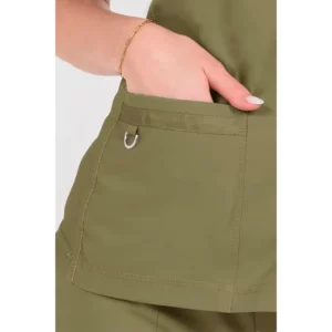 Casaca mujer poliéster elástico caqui Dyneke 8265344: detalle del bolsillo delantero con anilla.