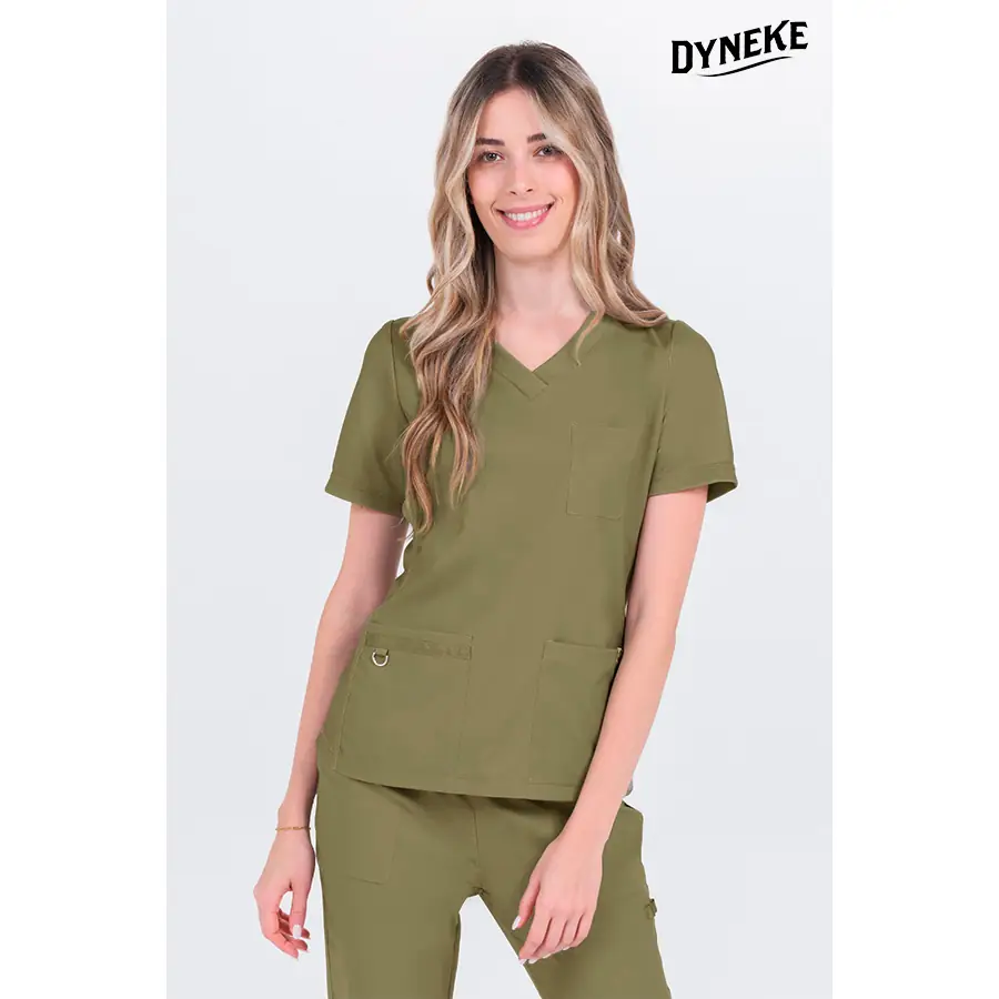Casaca Dyneke 8265344 mujer caqui elástica 1 Casaca mujer poliéster elástico caqui Dyneke 8265344: vista frontal con modelo.
