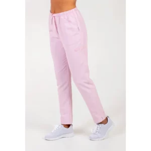 Pantalón rosa microfibra cinta Dyneke 8268521: vista lateral del pantalón con modelo.