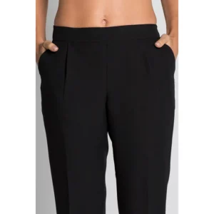 Pantalón negro dobladillo Dyneke 8287725: detalle de la cintura y bolsillos.