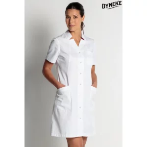 Bata larga manga corta Dyneke 8290700: vista frontal con modelo.