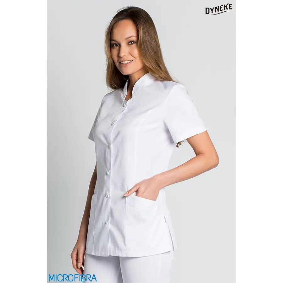 Chaqueta Dyneke 8295570 blanca mujer con botones 2 Chaqueta mujer m/c basica microfibra Dyneke 8295570: vista de tres cuartos con modelo.