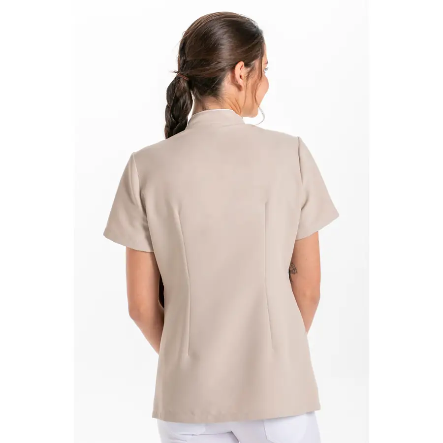 Chaqueta Dyneke 8299569 Pekín beige con raso blanco 2 Chaqueta pekin beige vivos raso Dyneke 8299569: vista trasera con modelo.