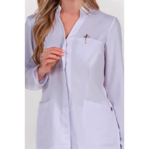Chaqueta elástica blanca sra.cuello mao Dyneke 8331784: detalle del cierre y bolsillo.