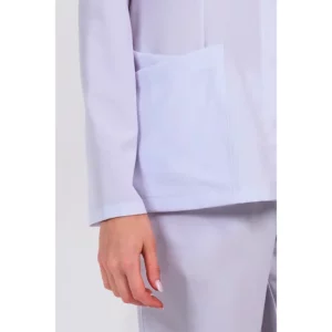 Chaqueta elástica blanca sra.cuello mao Dyneke 8331784: detalle del bolsillo y manga.