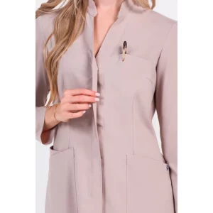 Chaqueta elástica beige sra.cuello mao Dyneke 8331785: detalle del cierre y bolsillo.