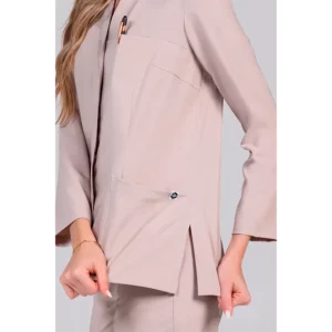 Chaqueta elástica beige sra.cuello mao Dyneke 8331785: detalle del bolsillo y abertura lateral.