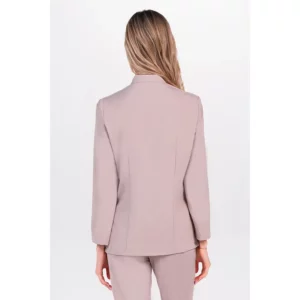 Chaqueta elástica beige sra.cuello mao Dyneke 8331785: vista trasera con modelo.